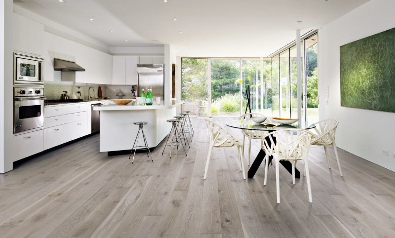 Že je dřevo krásným a univerzálním podlahovým materiálem, potvrzuje i kvalitní třívrstvá dřevěná podlaha 1 Floor z kolekce Forte, dekor dub Forte 3 (KPP)
