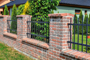Betonové lícové cihly s rumplovaným povrchem jsou vhodné ke zdění budov, zídek, oplocení, sloupků pergol a jiných staveb. Jejich povrch se neomítá (PRESBETON)