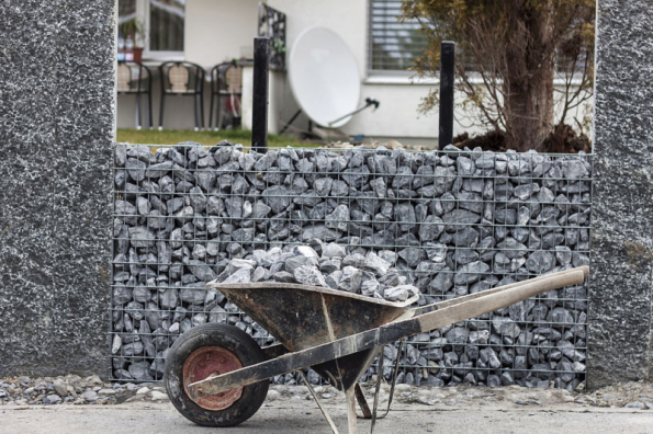 Stavba gabionové zídky - sypání kamenů do gabionů je rychlejší, ale dáte-li si s tím práci a kameny budete ručně usazovat na sebe, bude gabion rozhodně vypadat lépe a bude působit uspořádanějším dojmem