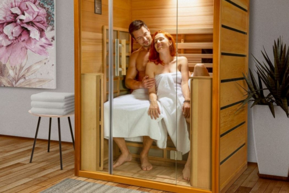 Luxusní infrasauna Pandora s kabinou z exotického cedrového dřeva s elegantním a vzdušným designem. Skleněné průčelí přirozeně propojuje saunu s interiérem v harmonický celek (zdroj: Mountfield)