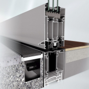 Dveřní systém Schüco AD UP (Aluminium Door Universal Platform) s bezbariérovým zapuštěným prahem zajišťuje snadný přístup a zároveň splňuje standardní požadavky na vchodové dveře, jako je vodotěsnost a propustnost vzduchu (zdroj: Schüco CZ)