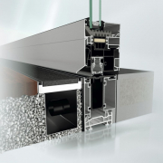 Bezbariérové balkonové a terasové dveře Schüco AWS (Aluminium Window System) jsou vybaveny zapuštěným prahem, který umožňuje přechod mezi vnitřním a venkovním prostorem bez rizika zakopnutí. Těsnění prahu se zpožděným hydraulickým spouštěním zajišťuje snadné zavírání a kování Schüco v rámu křídla umožňuje snadné ruční ovládání (zdroj: Schüco CZ)