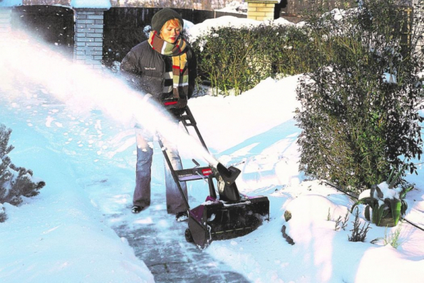 Čerstvě napadaný sníh na betonové cestě nebo dlážděném dvoře je pro elektrickou sněhovou frézu Toro Powercurve 1800 hračka. Více na www.mountfield.cz