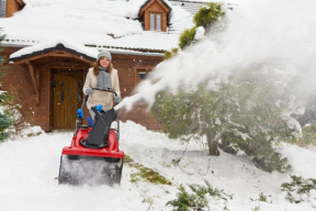 Odhoz sněhu z přístupové cesty hladce zajistí jednostupňová benzinová sněhová fréza Toro Quick Clear CCR 6053 R, více na www.mountfield.cz