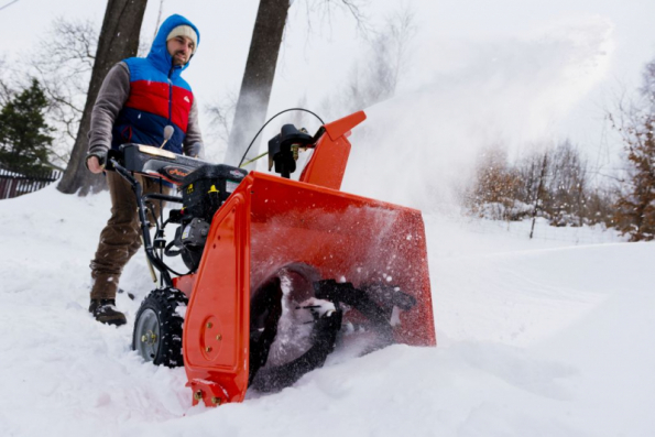 I robustní závěje spolehlivě zdoláte s dvoustupňovou benzinovou frézou Ariens Compact 24 E. Více na www.mountfield.cz