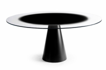 Jídelní stůl Ghost působí díky tónované skleněné desce menší, než ve skutečnosti je (průměr 145 nebo 160 cm). Podnož je z lakovaného kovu, vyrábí firma Capod‘opera
