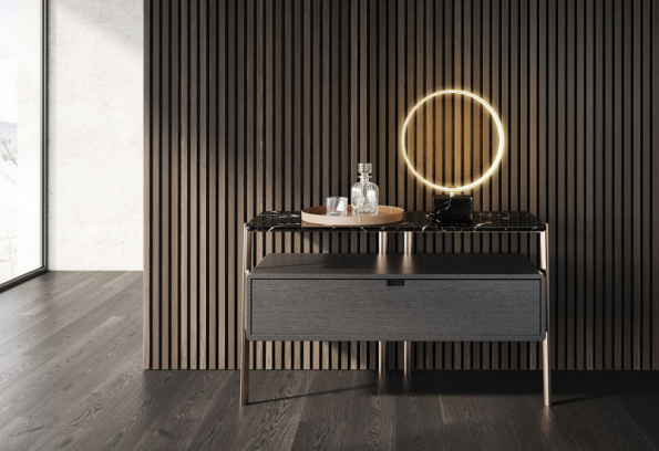 Toaletní stolek Eros představuje aktuální trendy v použití materiálů: deska leštěný černý mramor, skříňka tmavé dubové dřevo, podnož leštěný bronz, úprava tekutý kov (www.misuraemme.it)