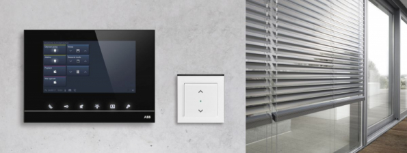 V chytré domácnosti lze světla, žaluzie, spotřebiče a další ovládat multifunčním dotykovým panelem nebo standardarními vypínači - ABB-free@home