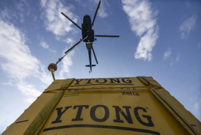 Tvárnice, příčkovky, překlady a stropy Ytong dopravovala na Zamkovského chatu helikoptéra
