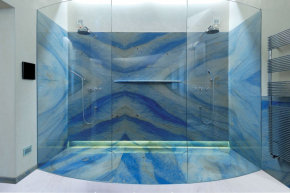 Společnost Antolini z Verony se zaměřuje na exkluzivní materiály zpracované a použité originálním způsobem. Jedním z nich je nádherný Azul Macaubas, jehož modré tóny rozzářily velkorysý sprchový kout