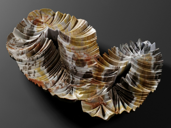 Exponát Pora inspirovaný fascinujícími tvary schránek mořských měkkýšů byl vymodelován v počítači a na základě tohoto modelu byly naprogramovány stroje, které jej vytvořily. Design Rafaello Galiotto, materiál Marmo di Arzo, vyrobila společnost Generelli 