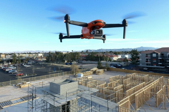 Drony v akci při inspekci nemovitostí a staveb