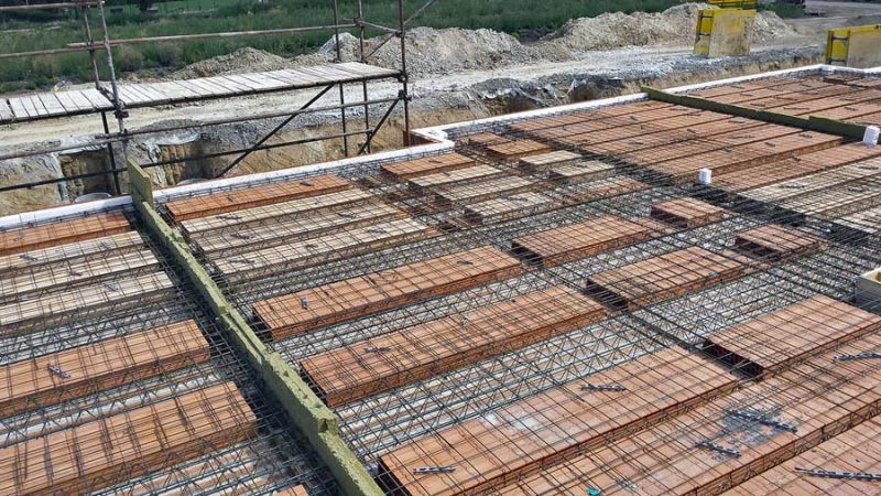 Keramobetonové nosníky HELUZ MIAKO se ukládají na zdivo na asfaltový pás v osových vzdálenostech 500 nebo 625 mm