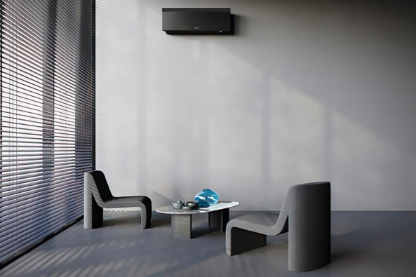 Elegantní křivky klimatizace Daikin Emura sluší moderním interiérům. Foto: Daikin