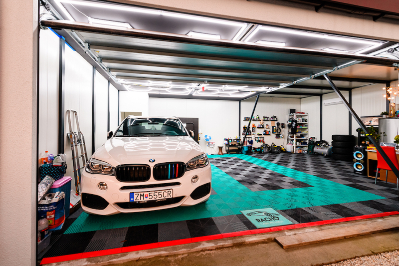 Do garáže můžete umístit nejen auto, ale i veškeré sportovní vybavení. Co takhle v ní uspořádat turnaj ve stolním tenise, když je špatné počasí?