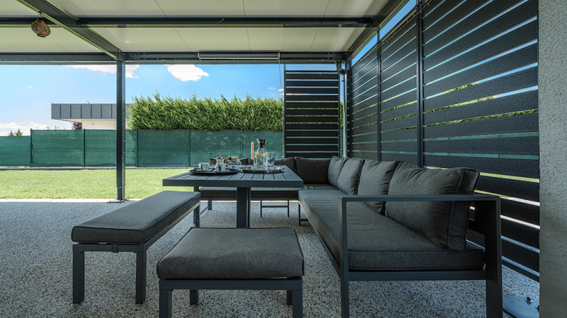 Pergola se zateplenou střechou a stínícími lamelovými stěnami udrží příjemné klima i v největších parnech.