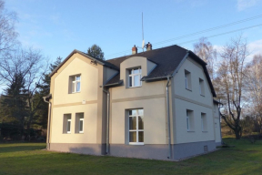 Realizace zateplení rodinného domu s využitím lepicí hmoty Baumit StarContact pro fixaci izolační desek z expandovaného polystyrenu EPS.  