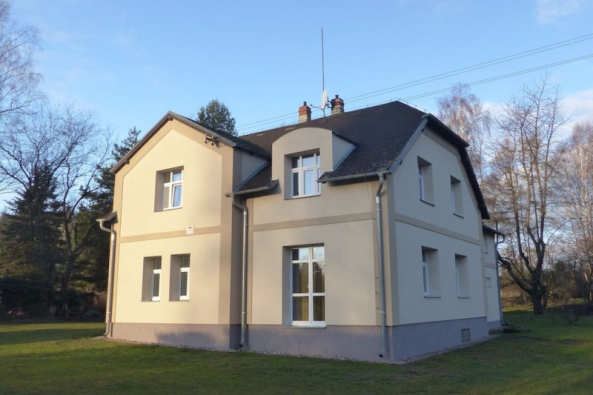 Realizace zateplení rodinného domu s využitím lepicí hmoty Baumit StarContact pro fixaci izolační desek z expandovaného polystyrenu EPS.  