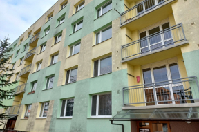 Fasáda před ošetřením speciální fasádní barvou SANATHERM B silikon PREVENSIL