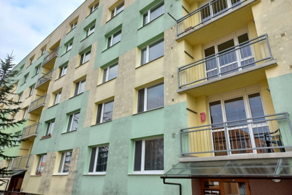 Fasáda před ošetřením speciální fasádní barvou SANATHERM B silikon PREVENSIL
