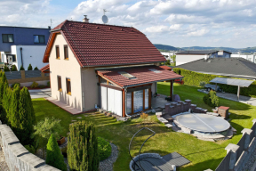 Kvalitní rodinný dům je jediná investice, která bude trvale zvyšovat hodnotu vašeho majetku a zároveň vám přinese spokojenější život.  