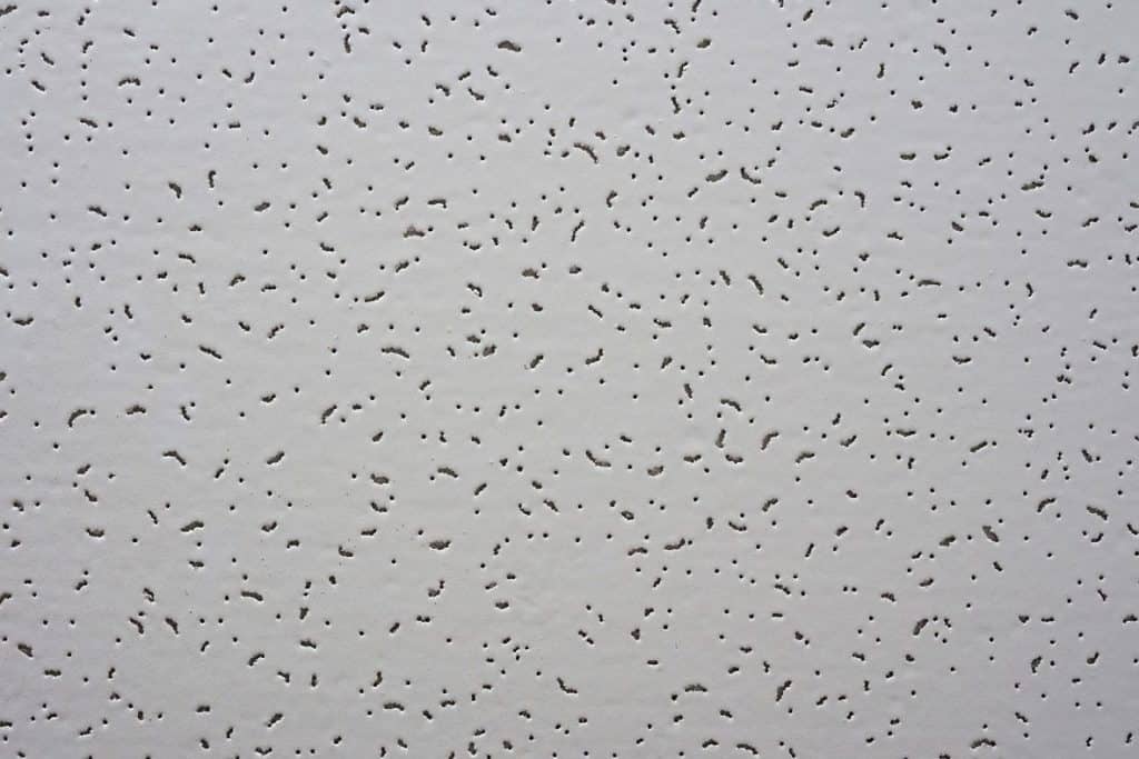 Akustika místnosti: akustické desky na stěně obývacího pokoje