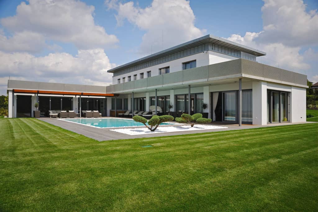 Betonový monolit – rodinná vila s pohledovým betonem v jižních Čechách