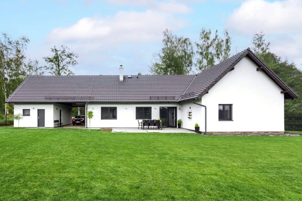 Rodinný dům postavený svépomocí v CHKO, pohled na klasický bungalov do L