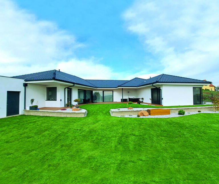 Plochá, nebo šikmá? Plech, nebo taška?