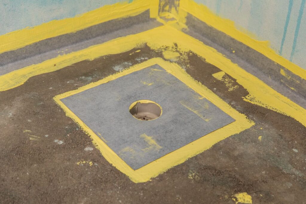 Také podlahové vpusti je nutné ošetřit stejným způsobem, vložením Hydroizolační podlahové těsnicí manžety do hydroizolační stěrky