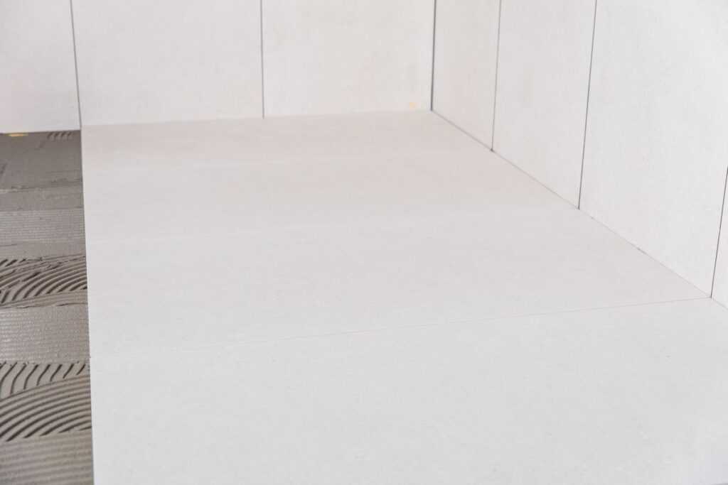 Díky rychlému vytvrzení lepidla Baumacol FlexTop Speed je dlažba pochozí a spárovatelná již po 4 hodinách