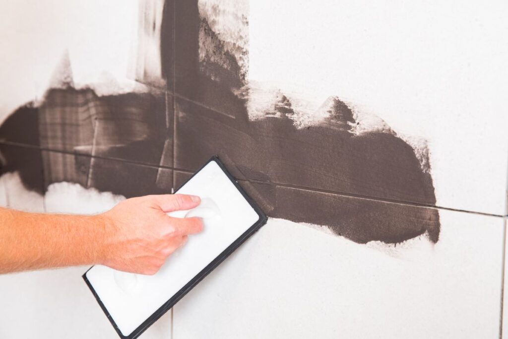 Spárování pomocí spárovací hmoty Baumacol PremiumFuge, zatlačenou diagonálně do spár pomocí gumové stěrky