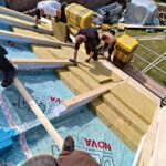 Vzduchotěsně řešená sanační parobrzda DELTANOVAFLEXX vedená přes dřevěné prvky krovu zajišťuje bezvadnou funkčnost doplněného tepelného izolantu