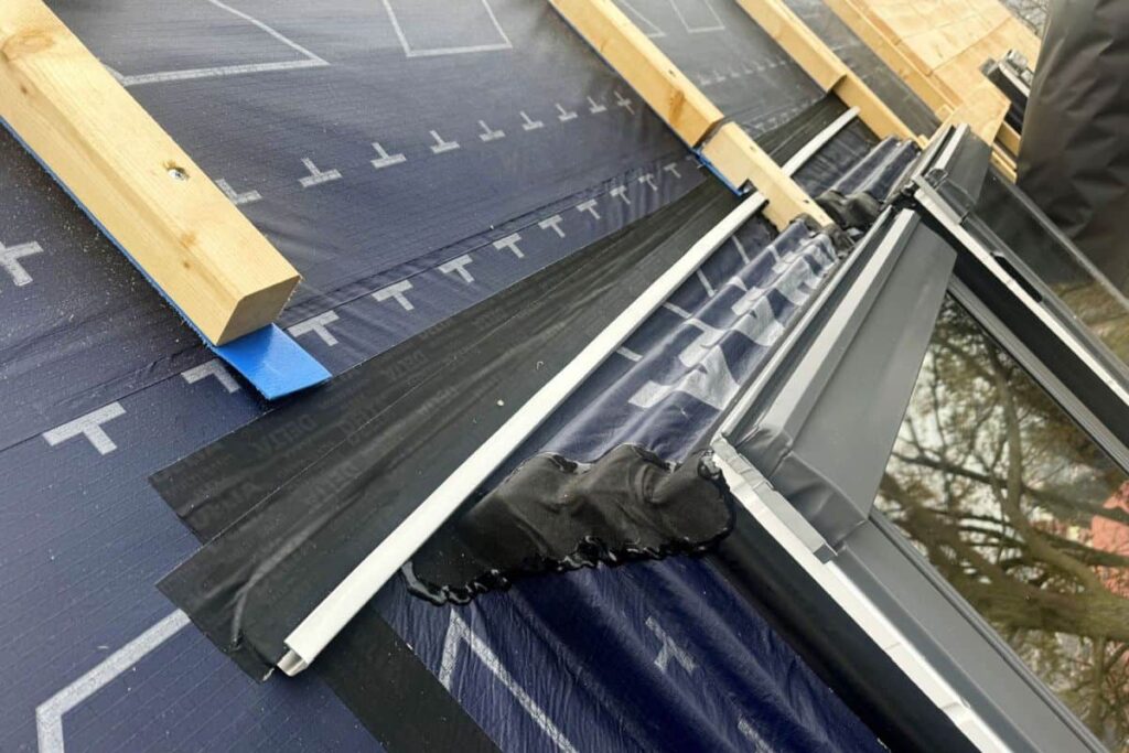 Při realizaci střechy hraje velmi důležitou roli těsnost fólií ve složitých detailech, jako je například napojení na rámy střešních oken nebo komín