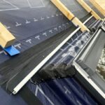 Při realizaci střechy hraje velmi důležitou roli těsnost fólií ve složitých detailech, jako je například napojení na rámy střešních oken nebo komín