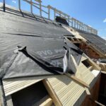 Ke všem stavebním konstrukcím je třeba parozábranu vzduchotěsně napojit (k tomu slouží kartušové lepidlo DELTA-THAN)