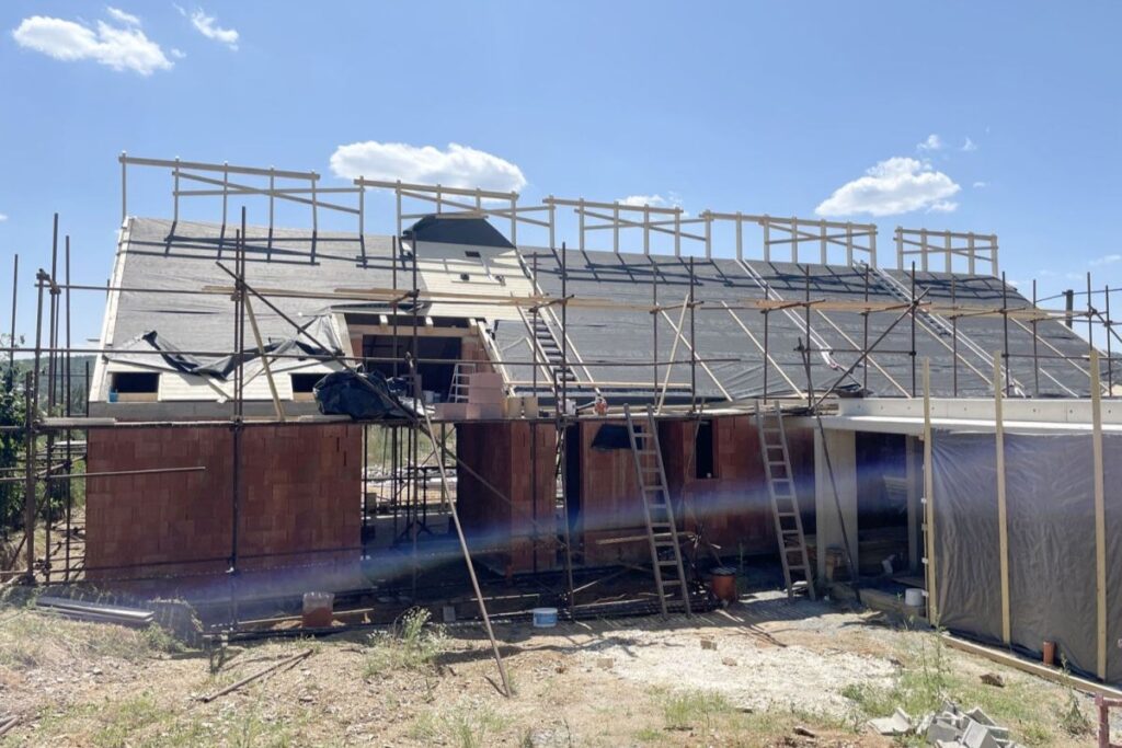 Pokládka parotěsné fólie DELTA – PVG PLUS na pohledový záklop. Při vzduchotěsném provedení ochrání stavbu proti vodě