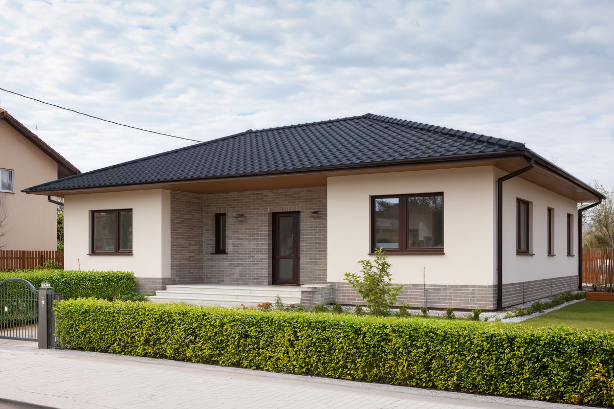 Fasáda může mít podobu přesně podle představ investora – od moderních keramických ploch po přírodní kamenné akcenty