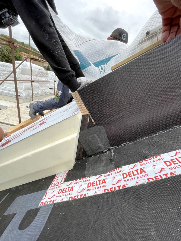 Detail napojení PIR desky na rám pro osazení střešního okna