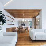 Na obvodové stěny domu byly použity bloky Porotherm 30 T Profi a vnitřní nosné stěny jsou vyzděny z cihel Porotherm 24 P+D. Otvory překrývají keramobetonové překlady Porotherm KP 7, příčky jsou z cihel Porotherm 14 Profi. Interiér realizovala firma Kuchyně § Interiéry Soukup