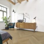 KPP X-CLUSIVE HERRINGBONE Dub Cannes - Slunečný, světlý a středomořský: Dub Cannes dodává místnostem vzdušnou eleganci s nádechem jižanského klidu. Ideální pro světlé, útulné designy pokojů.