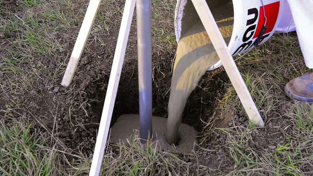 Baumit FixBeton – vylití směsi pro stabilní ukotvení sloupku