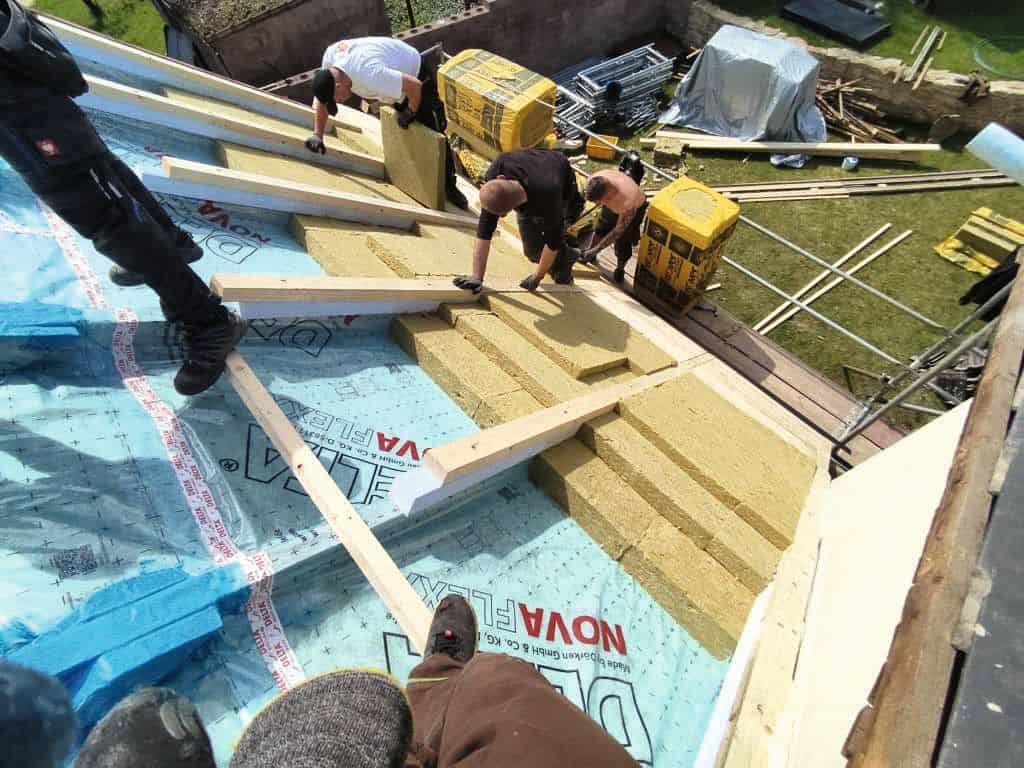 Vzduchotěsně řešená sanační parobrzda DELTA‑NOVAFLEXX vedená přes dřevěné prvky krovu zajišťuje bezvadnou funkčnost doplněného tepelného izolantu
