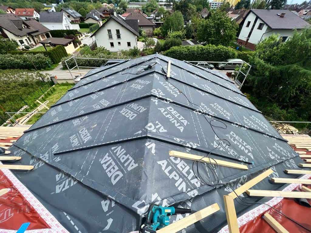Pro část střechy s nejnižším sklonem v návaznosti na typ použité krytiny musela být realizována nejpřísnější třída těsnosti 1