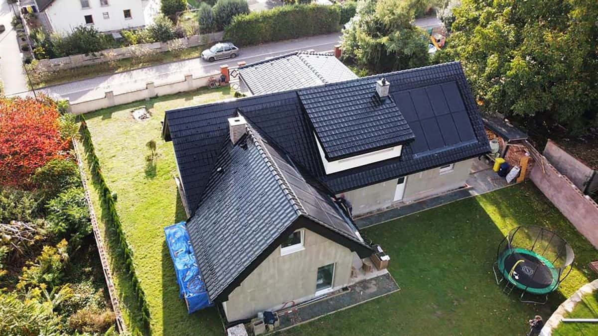 Finální provedení pojistné hydroizolace v různých třídách těsnosti v souvislosti s použitou skládanou pálenou krytinou. Rekonstrukci provedla firma Střechy Hoffmann