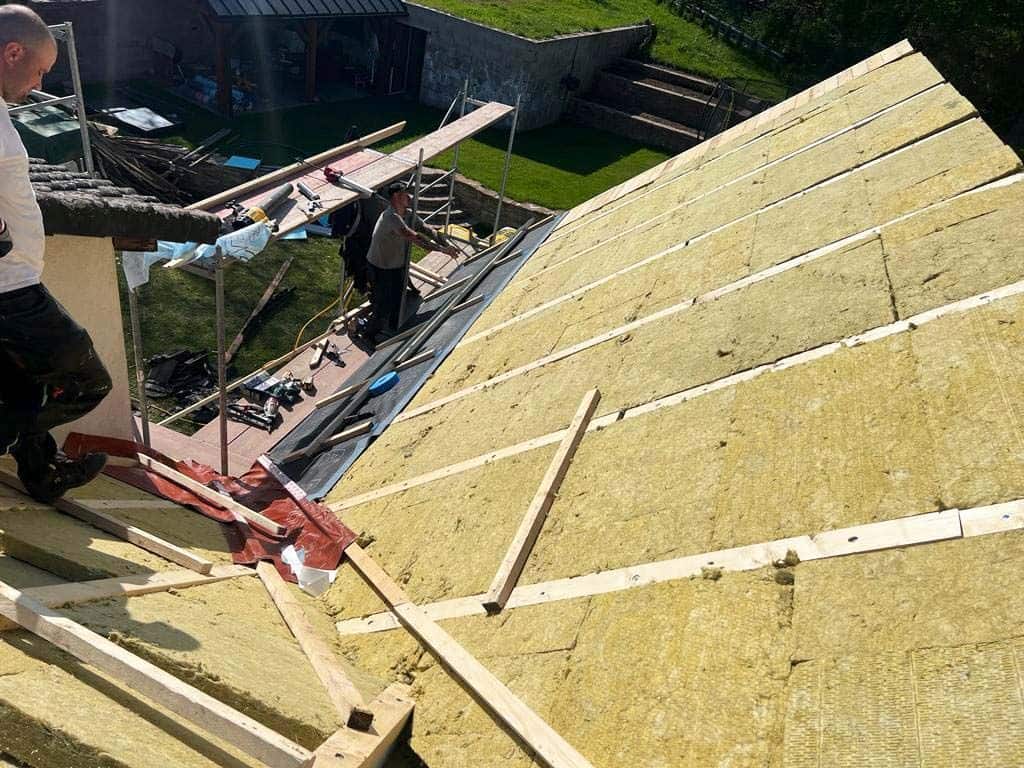Doplněný tvarově stabilní a bezvadně zhotovitelem zapracovaný tepelný izolant