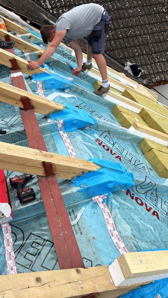Přechod sanační parobrzdy DELTA‑NOVAFLEXX ze šikmé střešní plochy na vodorovnou konstrukci stropu. Vzduchotěsnost detailu v místě přechodu je zajištěna pomocí pastovité hmoty DELTA‑LIQUIXX