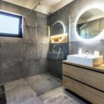 Jak děti, tak rodiče mají vlastní koupelnu. Po stránce designu obě hovoří stejným jazykem