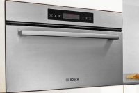 Parní trouba Bosch HBC 24D se senzorovým displejem Touch Control a elektronickým dávkováním vody, objem nerezové komory 26 litrů. Orientační cena: 28 000 Kč