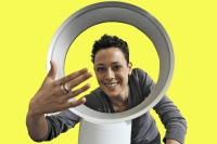Hlučnou a rukám (zejména dětským) nebezpečnou vrtuli nahradil známý britský vynálezce a podnikatel James Dyson revoluční proudovou technologií tzv. Coandova efektu. Ventilátor AMO-2 má tvar plastového prstence o průměru 20 cm, který lze podle potřeby natočit či mírně naklonit vůči podstavci, v kterém je skryt miniaturní vysokootáčkový kompresor. 